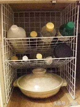 她僅用「伸縮桿+鐵網+塑膠束帶」收拾整屋雜物!曬出各種「神用法」屌打一堆高價好物!