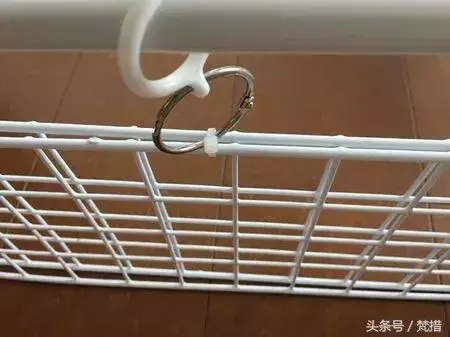 她僅用「伸縮桿+鐵網+塑膠束帶」收拾整屋雜物!曬出各種「神用法」屌打一堆高價好物!