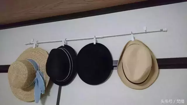 她僅用「伸縮桿+鐵網+塑膠束帶」收拾整屋雜物!曬出各種「神用法」屌打一堆高價好物!