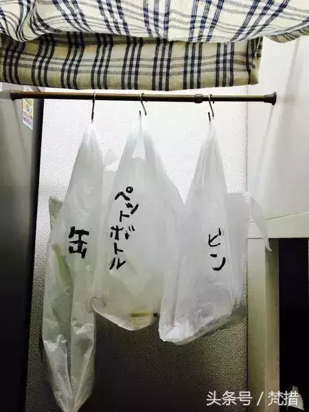 她僅用「伸縮桿+鐵網+塑膠束帶」收拾整屋雜物!曬出各種「神用法」屌打一堆高價好物!