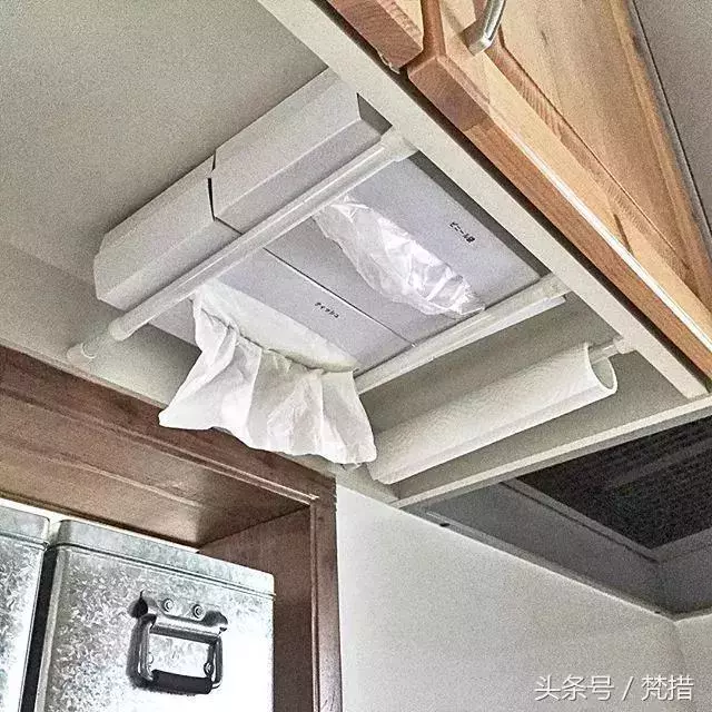 她僅用「伸縮桿+鐵網+塑膠束帶」收拾整屋雜物!曬出各種「神用法」屌打一堆高價好物!