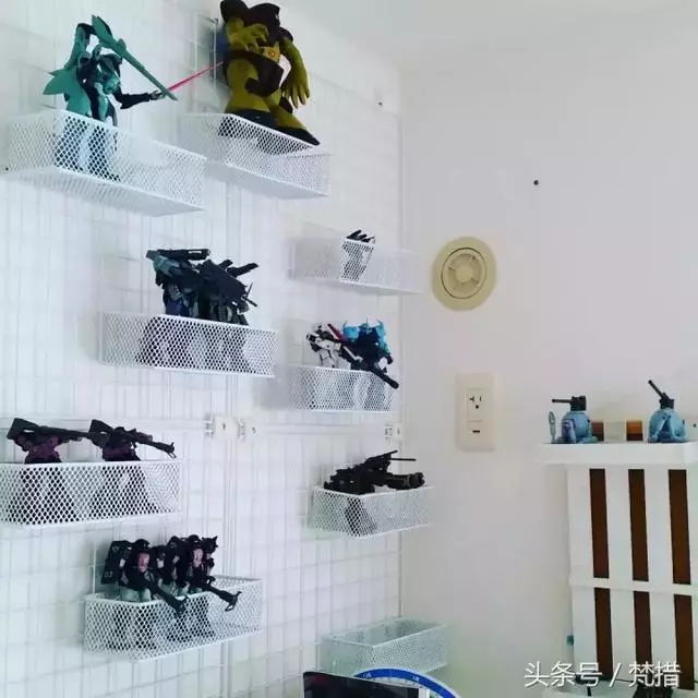 她僅用「伸縮桿+鐵網+塑膠束帶」收拾整屋雜物!曬出各種「神用法」屌打一堆高價好物!