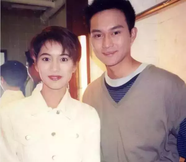 袁詠儀扎丸子頭現身活動,新髮型簡直美出一道街,網友:難怪張智霖那麼愛她~