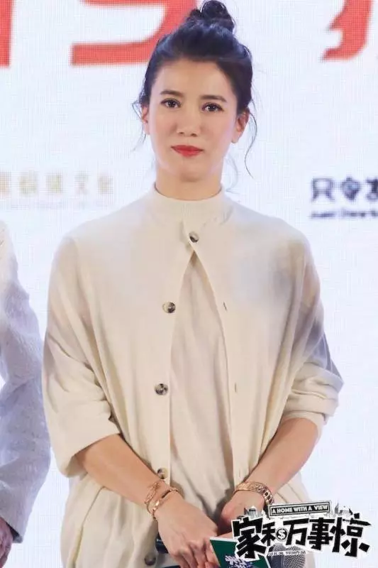 袁詠儀扎丸子頭現身活動,新髮型簡直美出一道街,網友:難怪張智霖那麼愛她~