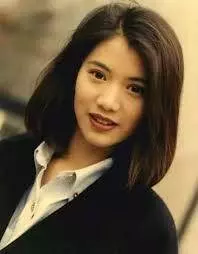 袁詠儀扎丸子頭現身活動,新髮型簡直美出一道街,網友:難怪張智霖那麼愛她~