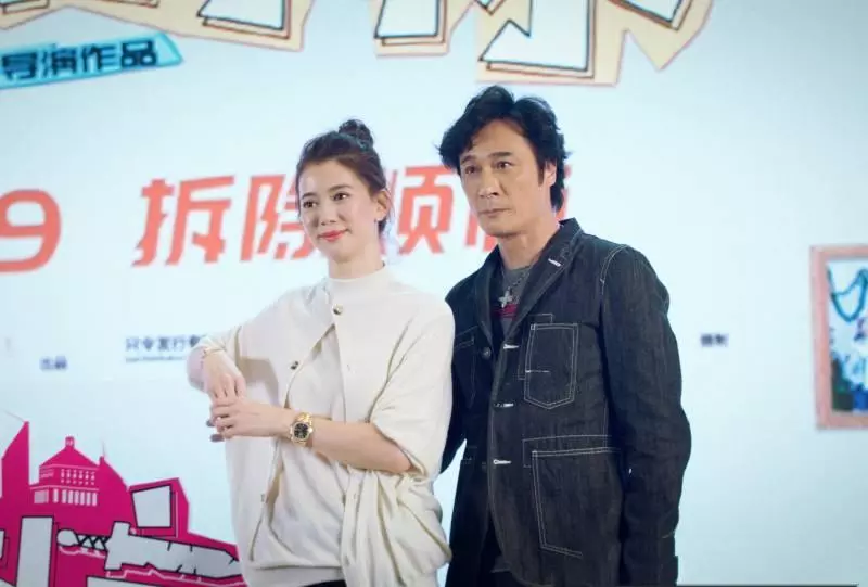 袁詠儀扎丸子頭現身活動,新髮型簡直美出一道街,網友:難怪張智霖那麼愛她~