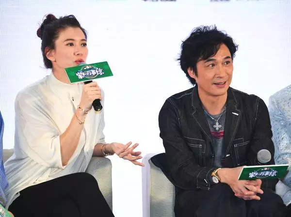 袁詠儀扎丸子頭現身活動,新髮型簡直美出一道街,網友:難怪張智霖那麼愛她~