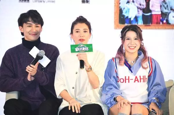 袁詠儀扎丸子頭現身活動,新髮型簡直美出一道街,網友:難怪張智霖那麼愛她~