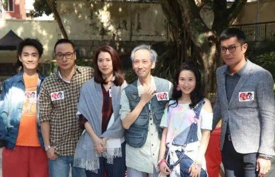 袁詠儀扎丸子頭現身活動,新髮型簡直美出一道街,網友:難怪張智霖那麼愛她~