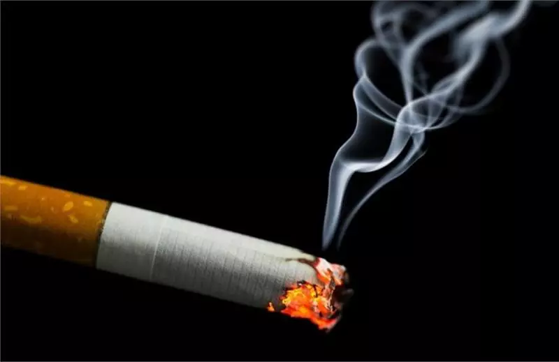 帶6萬去女友家探親,准岳母回禮一條煙,上廁所拿起煙:逃命吧!