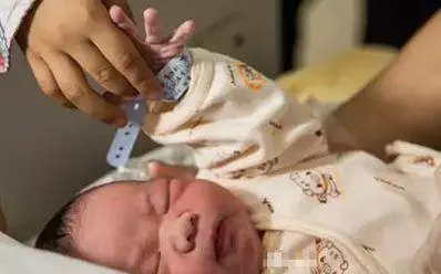 產婦順利生下寶寶,產房外等候的只有五歲女兒,護士看到孩子手心感動落淚