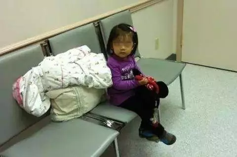 產婦順利生下寶寶,產房外等候的只有五歲女兒,護士看到孩子手心感動落淚
