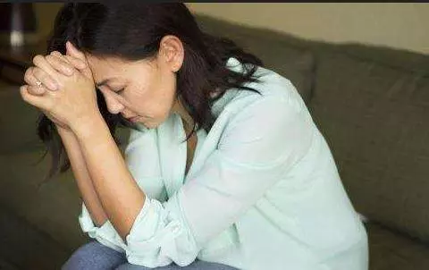 婆婆怪我她身體不適時沒管她,老公打我一巴掌,我拿出手機後老公跪求原諒