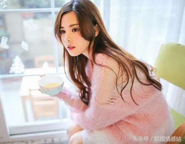 老婆買菜途中遇車禍不幸癱瘓,他卻經不住誘惑出軌漂亮女鄰居 ,妻子發現後。。