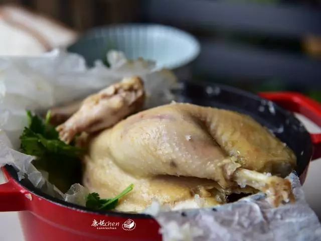 古法鹽焗雞鮮香入味,比鋒味做法簡單省事很多,時間就是它的秘方