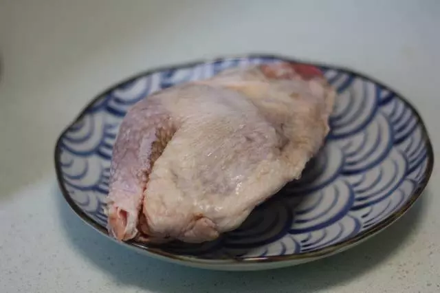 古法鹽焗雞鮮香入味,比鋒味做法簡單省事很多,時間就是它的秘方
