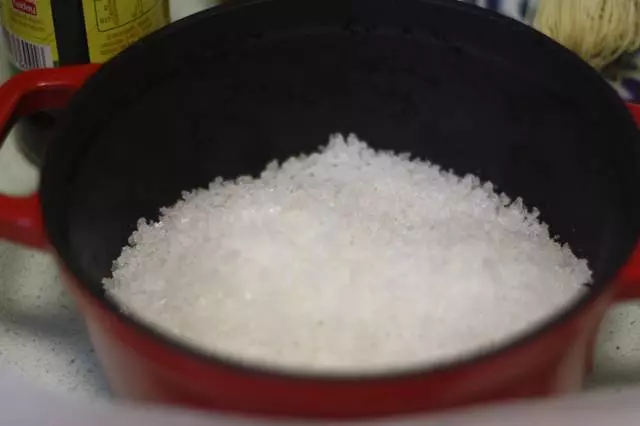 古法鹽焗雞鮮香入味,比鋒味做法簡單省事很多,時間就是它的秘方