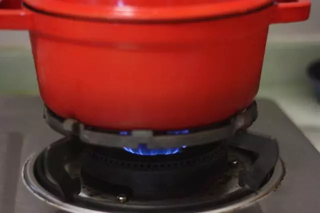 古法鹽焗雞鮮香入味,比鋒味做法簡單省事很多,時間就是它的秘方