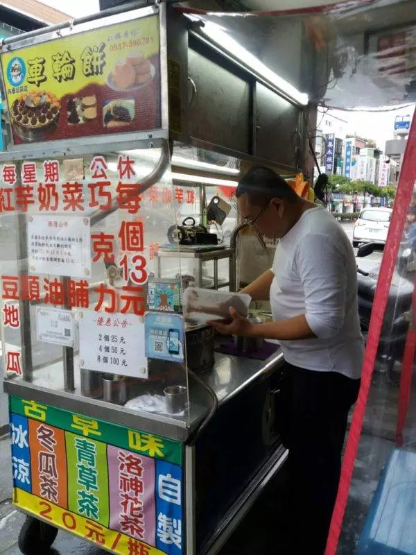 有擔待真男人!妻子中風臥床不起,他為病妻辭去主管職「賣車輪餅」!
