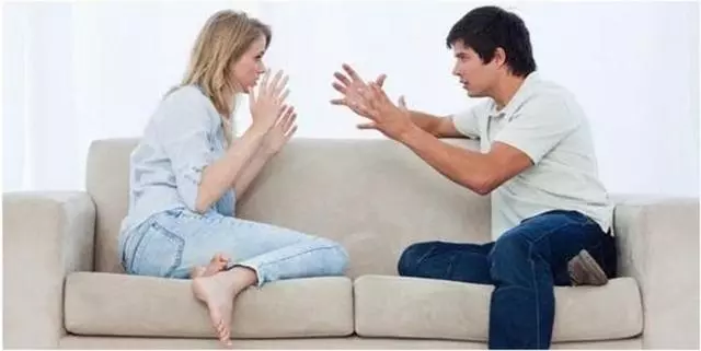 和老婆離婚6年,在同學聚會上再次相見,看到他的手機我痛哭流涕