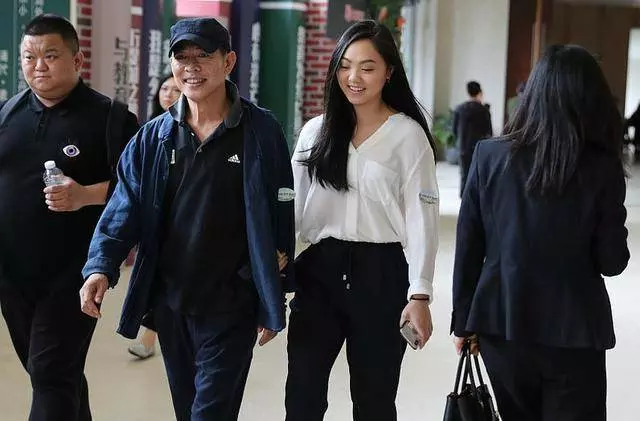 李連杰四個女兒PK,前妻黃秋燕與現任利智,誰的女兒更漂亮?