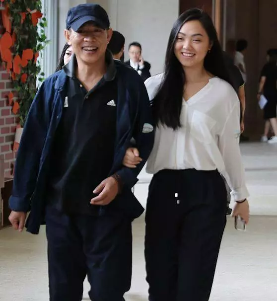 李連杰四個女兒PK,前妻黃秋燕與現任利智,誰的女兒更漂亮?