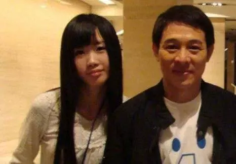 李連杰四個女兒PK,前妻黃秋燕與現任利智,誰的女兒更漂亮?