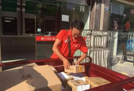 男子為了救了小孩,卻丟了快遞員工作,小孩父親一來,男子傻了