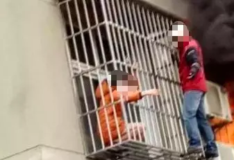 男子為了救了小孩,卻丟了快遞員工作,小孩父親一來,男子傻了