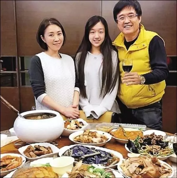66歲檢場「一家人近照曝光」!女兒激吻照流出,惹他暴怒花18萬監視女兒,如今一家三口竟過這樣生活!