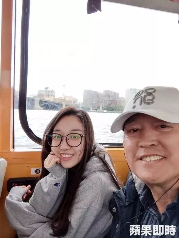 66歲檢場「一家人近照曝光」!女兒激吻照流出,惹他暴怒花18萬監視女兒,如今一家三口竟過這樣生活!