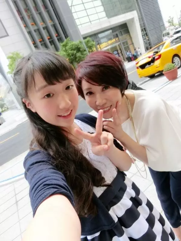 66歲檢場「一家人近照曝光」!女兒激吻照流出,惹他暴怒花18萬監視女兒,如今一家三口竟過這樣生活!