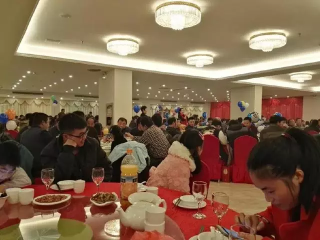 被拐15年的孫兒突然回家,奶奶大擺宴席慶祝,鄰居卻偷偷報警了