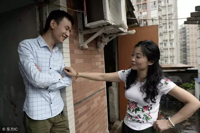 輪椅上的妻子晚上給丈夫打電話忘掛斷,傳出對話讓妻子痛心