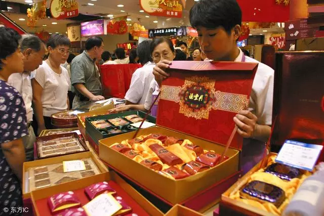 中秋節給岳母送月餅,侄子童言無忌說句話,我的婚姻戛然而止