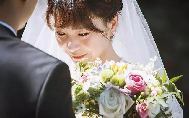 離婚三年,前妻來給女兒過生日,飯桌上前妻說一話,讓我如墜冰窖