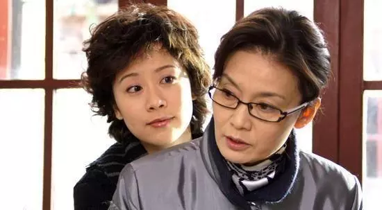 婚前在婆家住,婆婆總當我面提前兒媳婦,婚後我搬出去住她笑了!
