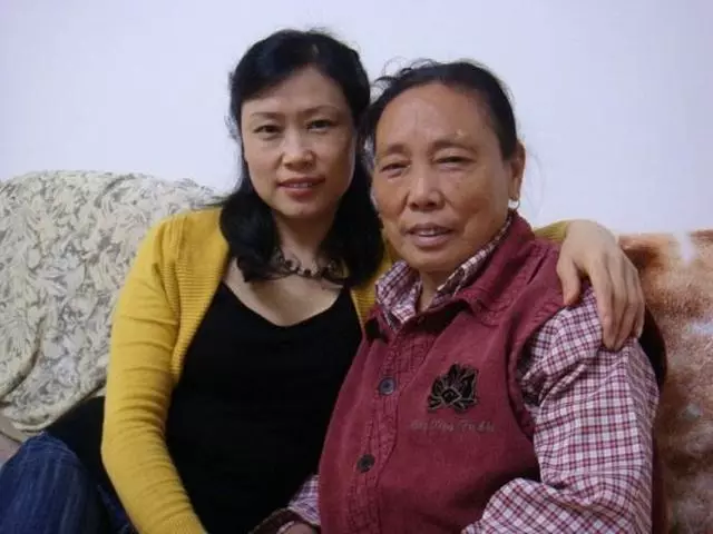 我60歲生日,女兒送我一個手鐲,她打電話沒掛斷,我心裡發寒