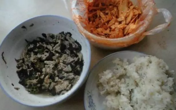丈夫不在家婆婆給我吃剩菜,餐桌上婆婆說出的一番話,讓我很生氣