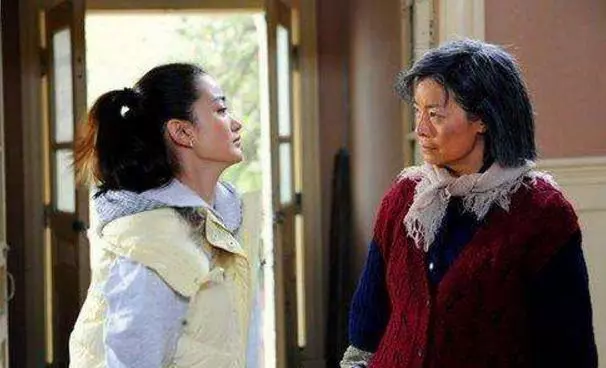 丈夫不在家婆婆給我吃剩菜,餐桌上婆婆說出的一番話,讓我很生氣