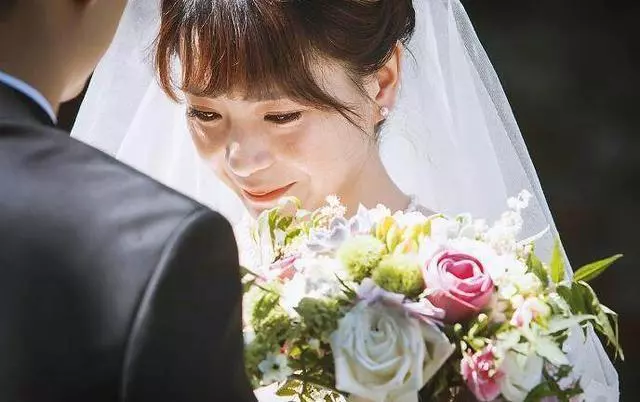 離婚三年,前妻來給女兒過生日,飯桌上前妻說一話,讓我如墜冰窖