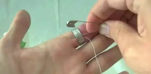 戒指卡住拔不出怎麼辦?不是塗肥皂水也不要硬拔,教你一招馬上能把戒指拿下來!