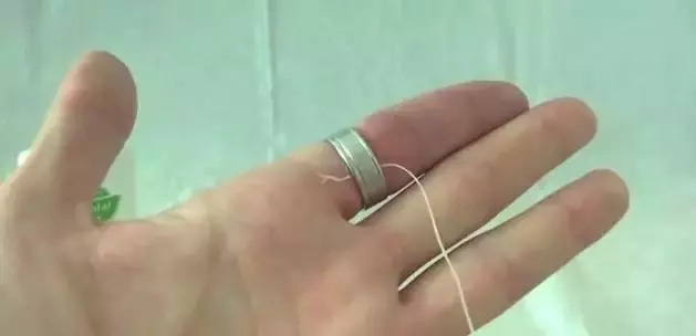 戒指卡住拔不出怎麼辦?不是塗肥皂水也不要硬拔,教你一招馬上能把戒指拿下來!
