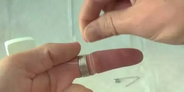 戒指卡住拔不出怎麼辦?不是塗肥皂水也不要硬拔,教你一招馬上能把戒指拿下來!