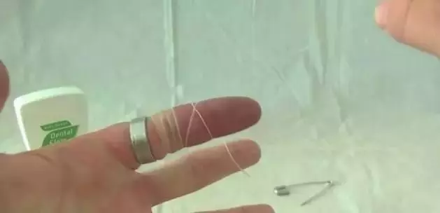 戒指卡住拔不出怎麼辦?不是塗肥皂水也不要硬拔,教你一招馬上能把戒指拿下來!
