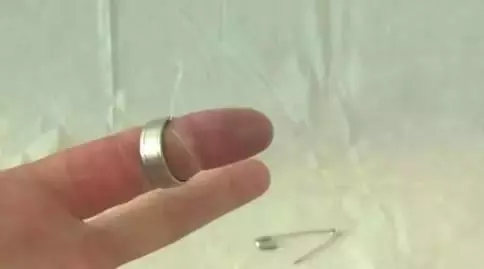 戒指卡住拔不出怎麼辦?不是塗肥皂水也不要硬拔,教你一招馬上能把戒指拿下來!