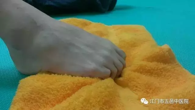 走路腳跟疼,像踩到釘子一樣?這病惹禍,簡單四招幫你遠離疼痛