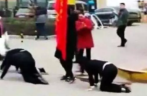 只因未完成【這件事】,多名大陸女員工被罰當街跪地爬行,網友感歎:幸好我們臺灣沒有