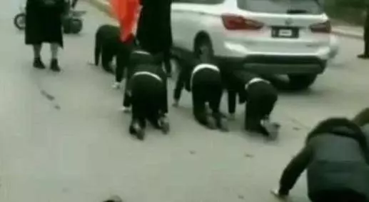 只因未完成【這件事】,多名大陸女員工被罰當街跪地爬行,網友感歎:幸好我們臺灣沒有
