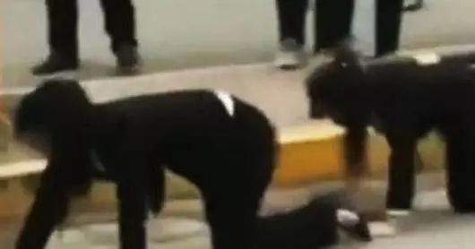 只因未完成【這件事】,多名大陸女員工被罰當街跪地爬行,網友感歎:幸好我們臺灣沒有